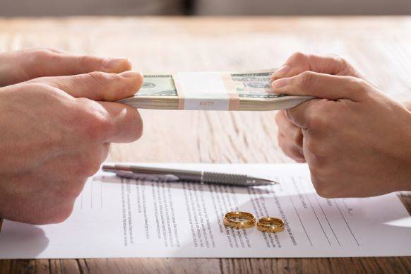 Untying the Knot: Navigating Finances Through a Divorce